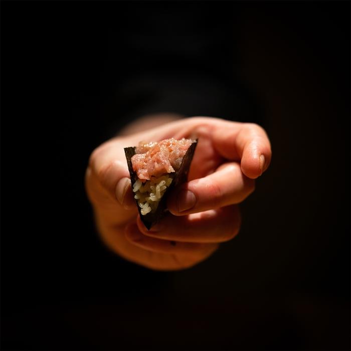 Kinu Sevilla, Sole Repsol 2026: Il banco omakase che conquista la Guida