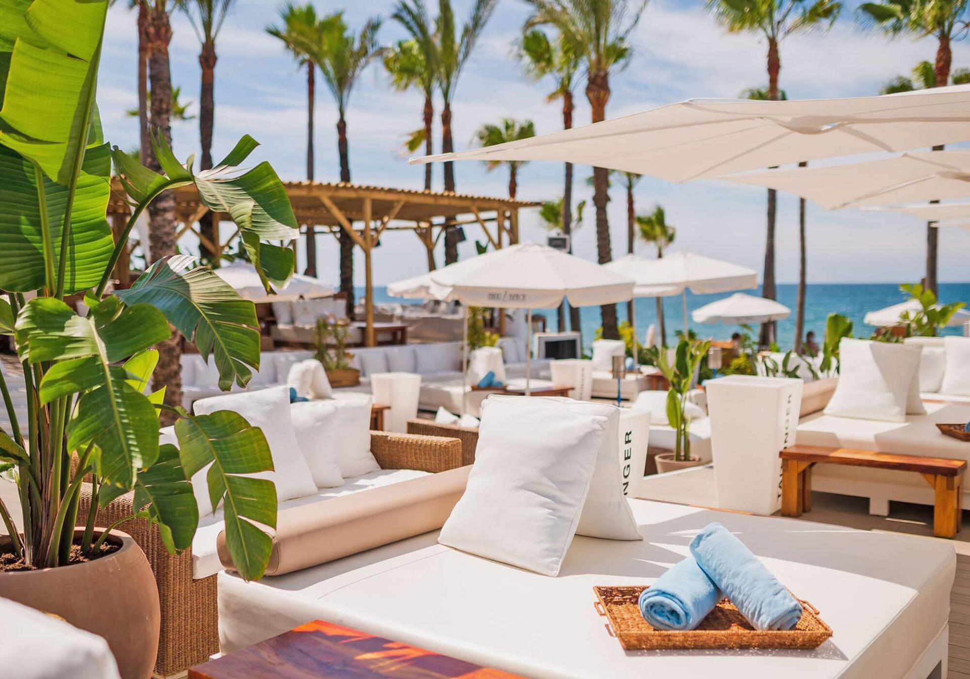 Nikki Beach Club de Puerto Banús: El Icono Global del Lujo Mediterráneo
