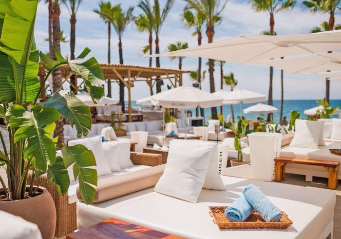 Nikki Beach Club di Puerto Banús: L'Icona Globale del Lusso Mediterraneo