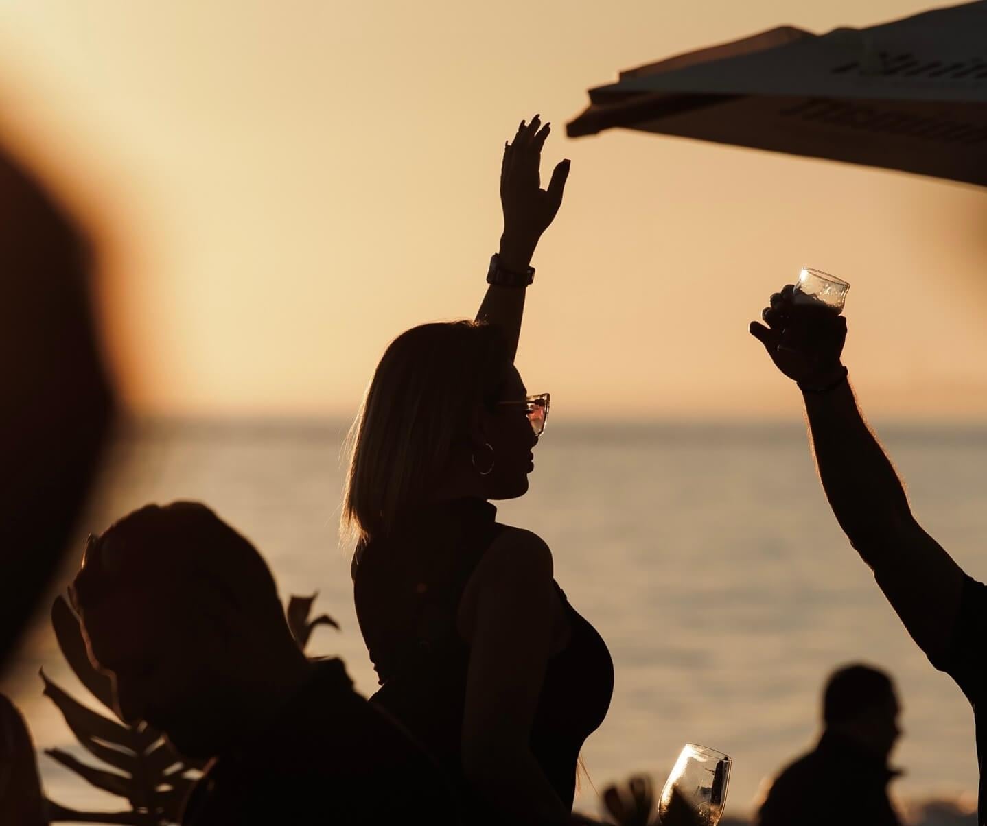 Sunday Sunset Ritual — La Plage Casanis: La Ceremonia de los Atardeceres en Marbella