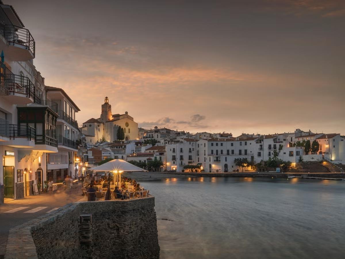 Cadaqués y la Huella de Salvador Dalí, el Pueblo Blanco que inspiró al Genio