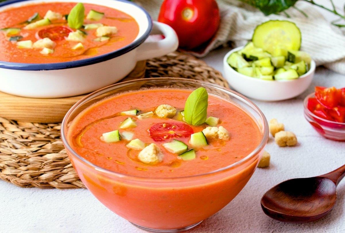 Gazpacho Andaluz, el Elixir Líquido de Andalucía que Redefine el Lujo Saludable