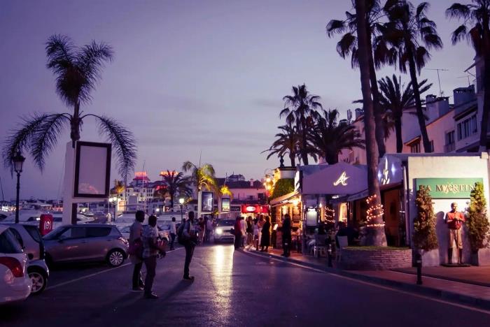 La Vida Nocturna en Puerto Banús, De las Terrazas a las Discotecas