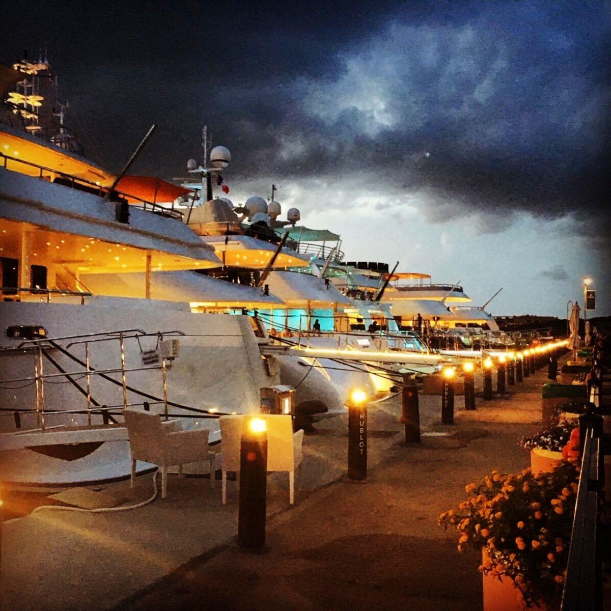 La Noche de los Yates en Puerto Banús, el Brillo del Lujo Mediterráneo