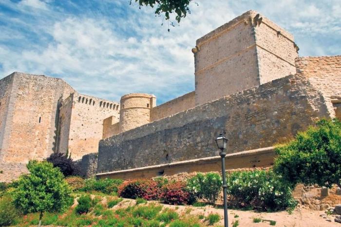Santiago Castle, the centuries-old fortress that dominates Sanlúcar de Barrameda