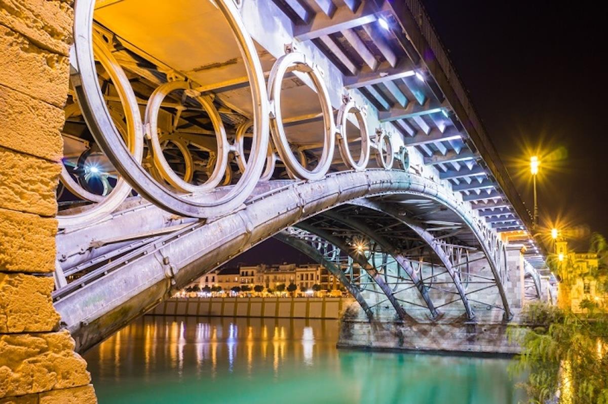 Puente de Triana, el Puente de Hierro más Antiguo de España
