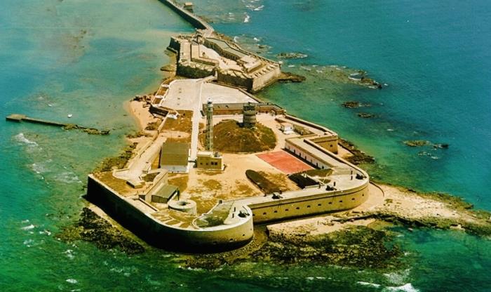 Castillo de San Sebastián, El Faro de Historia que Vigila la Bahía de Cádiz