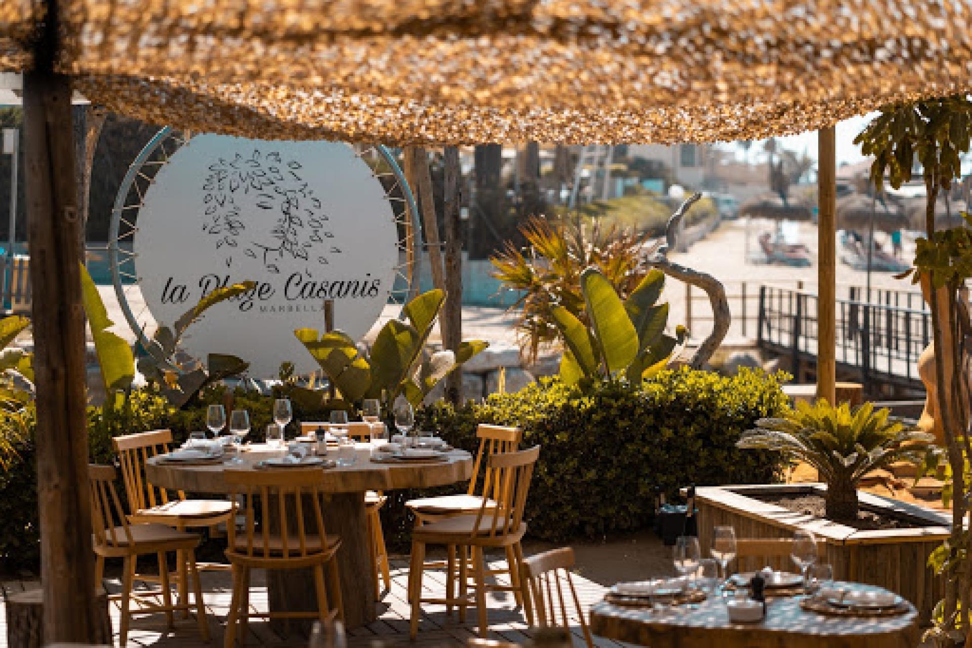 La Plage Casanis en Marbella, el Beach Club que redefine el Lujo Mediterráneo