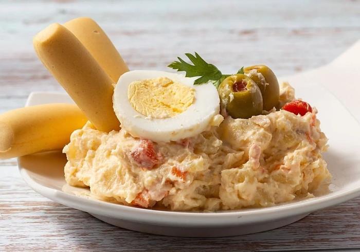 Festival Con 2 Panes y 1 Pico 2026 in Seville, ensaladilla and montaditos next to the Guadalquivir